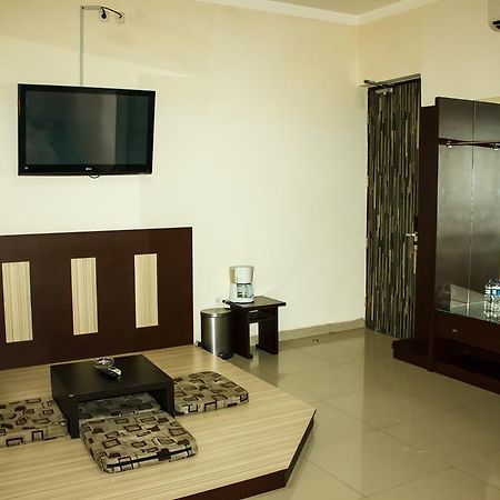 Vindhika Hotel Makassar Ngoại thất bức ảnh