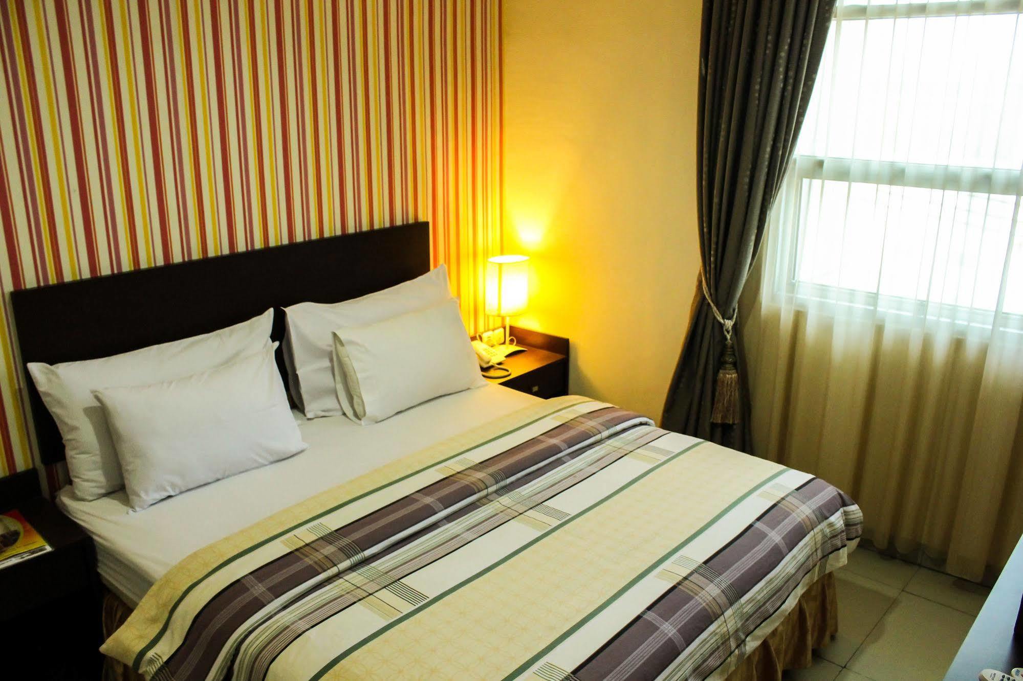 Vindhika Hotel Makassar Ngoại thất bức ảnh